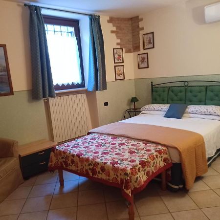 B&B Renzano Bedrooms Salo Bagian luar foto